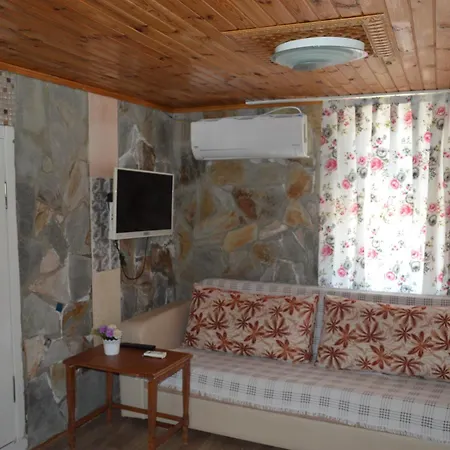 ホームステイ Koilada Carpisantuerk Konaklari İmroz
